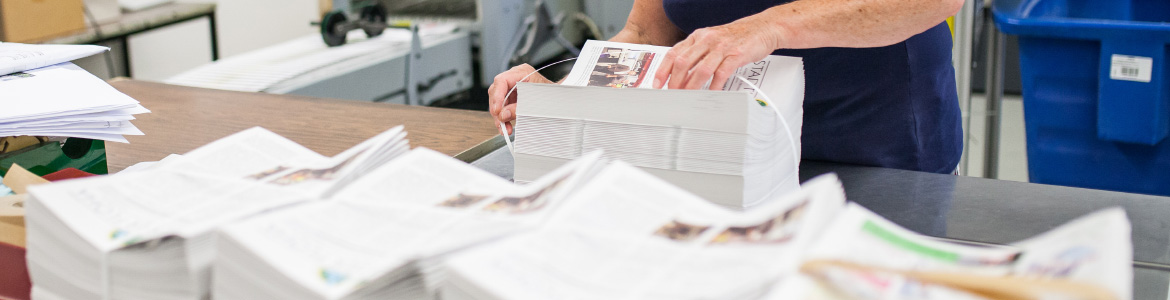 Mitarbeiter_verpackt_Amtsblaetter2 Mitarbeiter verpackt Amtsblaetter - Mugler Druck und Verlag